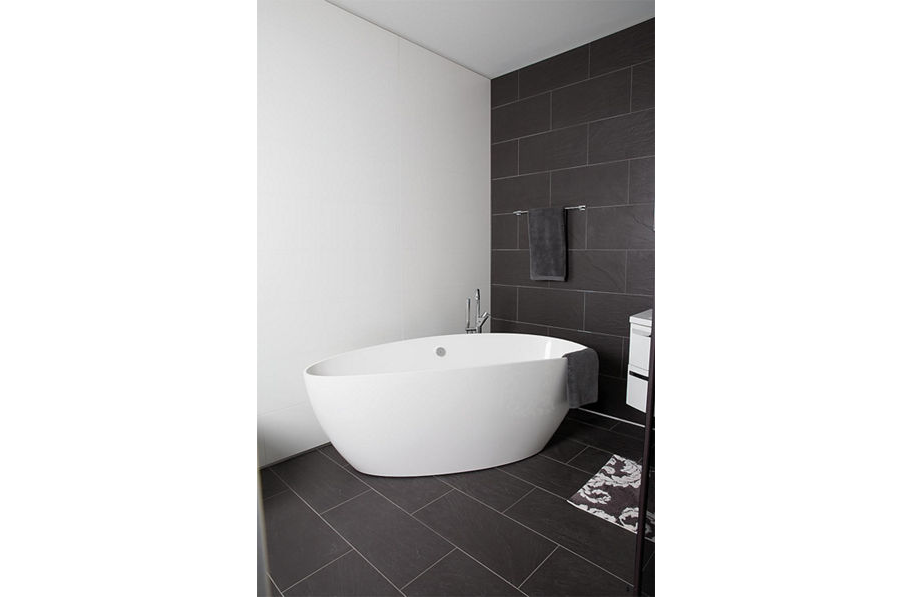 Evenes Mineralguss Badewanne EBBA 170 x 62 x 77 cm Überlauf rechts 250 l weiß